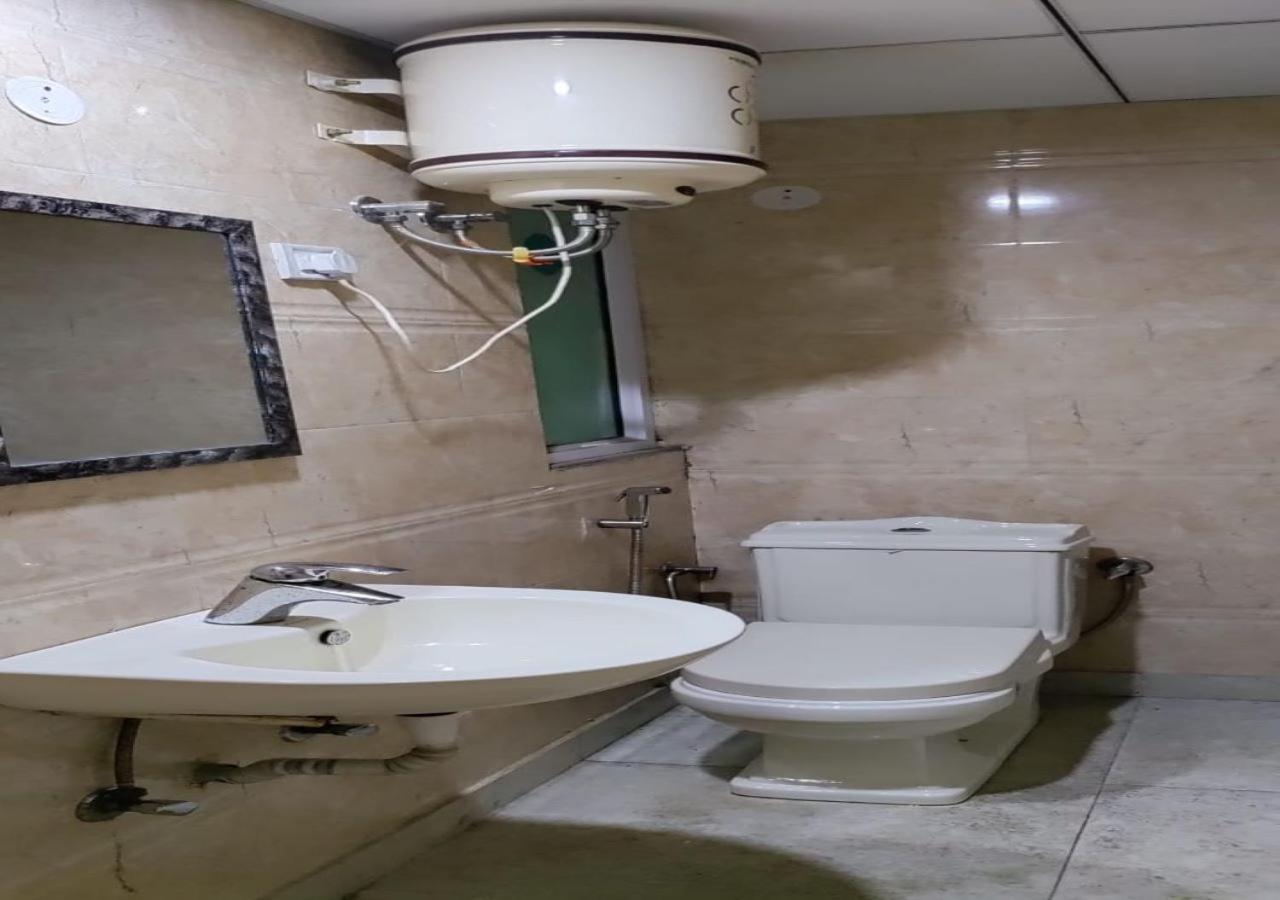 Hotel International Neelam Near New Delhi Railway Station Нью-Дели Экстерьер фото