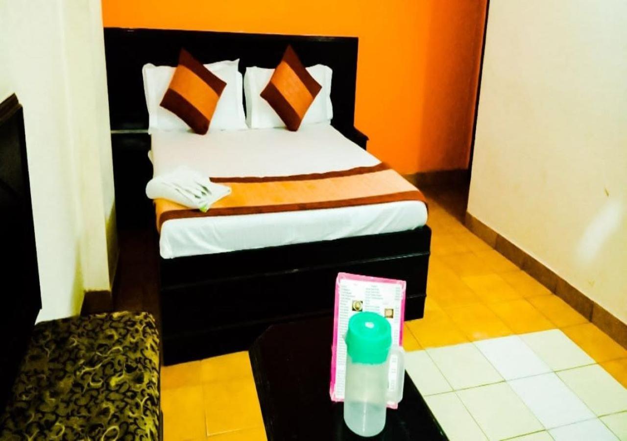 Hotel International Neelam Near New Delhi Railway Station Нью-Дели Экстерьер фото